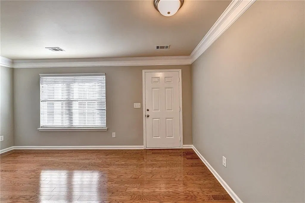 5 bed, 2.5 bath, 2714 sqft, $2,450 — Photo 2