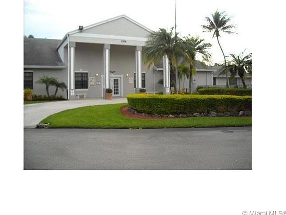 2nd image of 1041 E Jefferson Dr #1041E