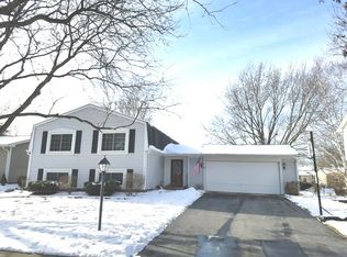 40 Boxwood Ln, Cary, IL 60013