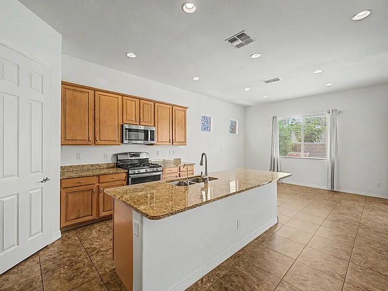 1133 E Buckingham Ave — Photo 9
