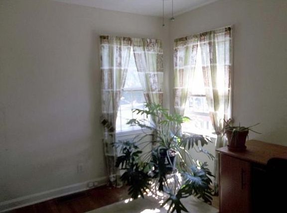 4th image of 403 Twin Oaks Dr