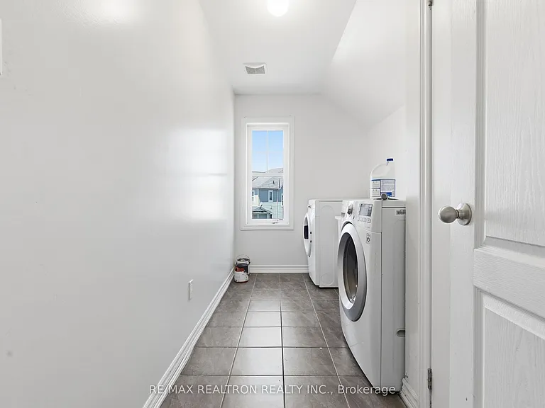 214 Irwin St — Photo 15