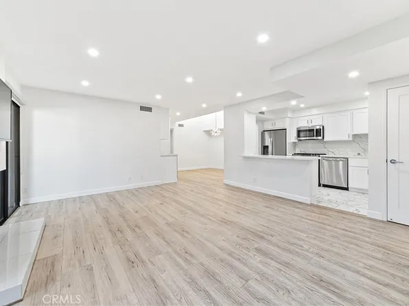 15215 Magnolia Blvd, Sherman Oaks, CA 91403