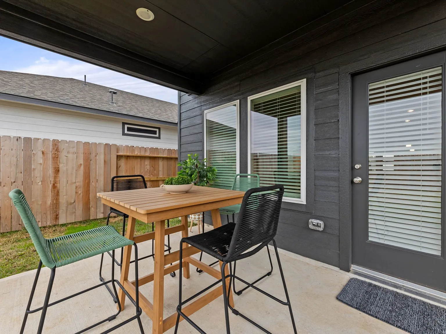 4 bed, $4,000 — Photo 2