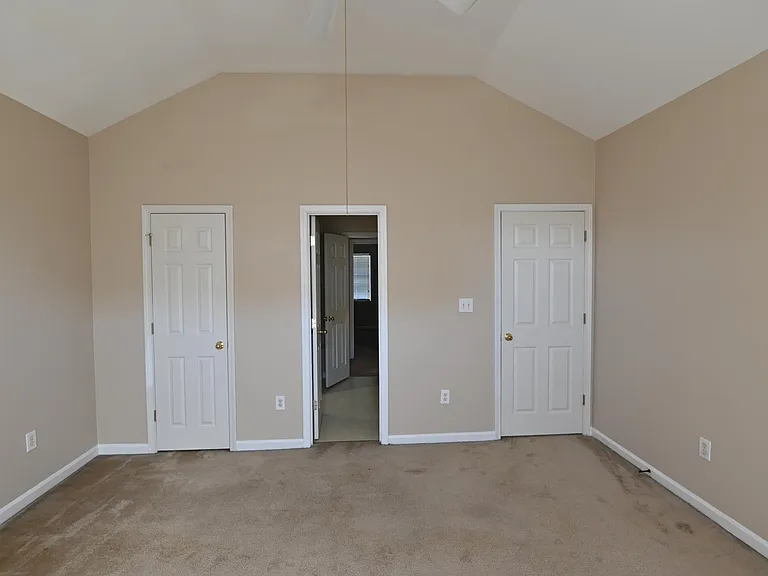 Bedroom 2 with high Ceiling