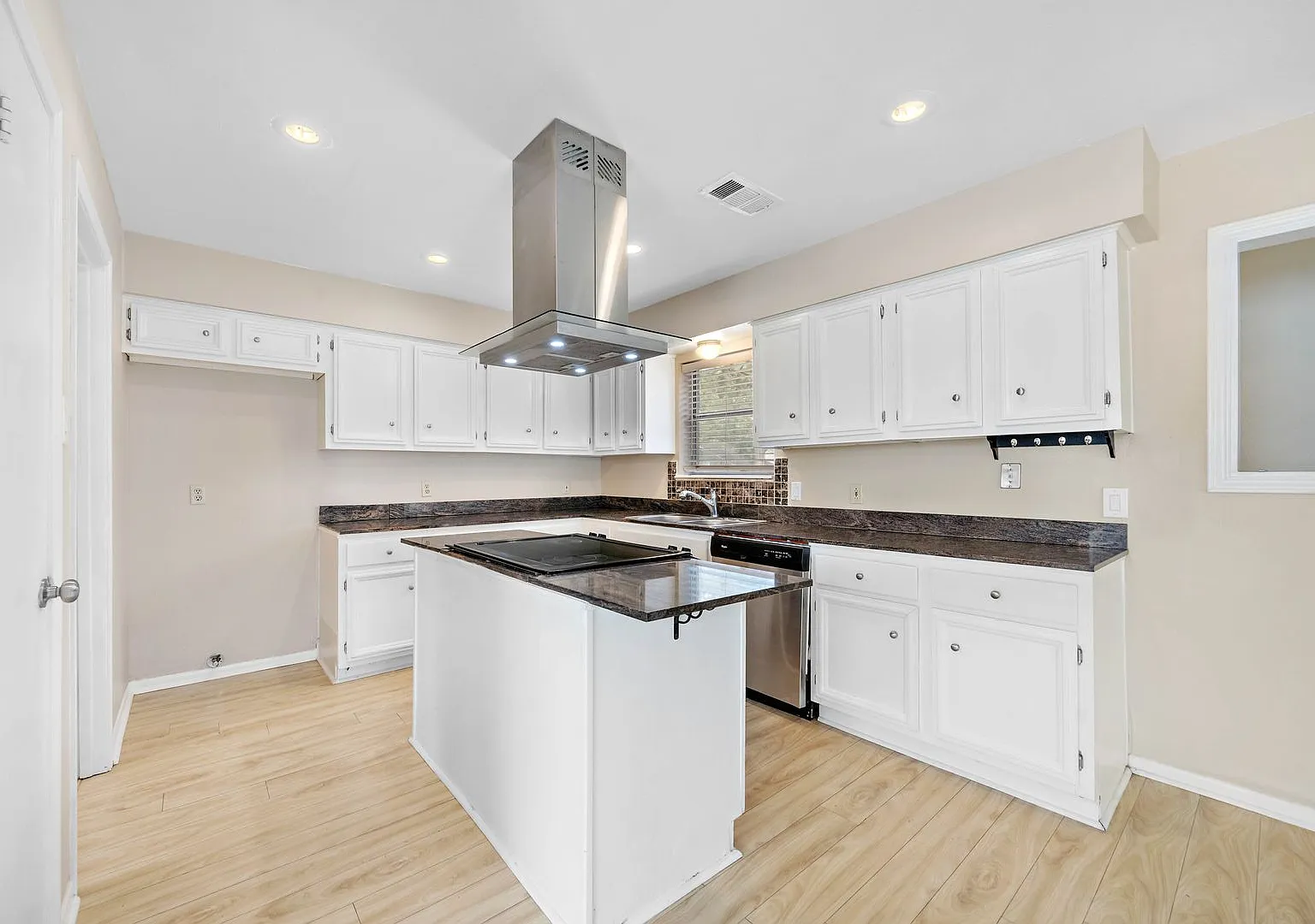 Lovely 3 bedroom 2 bath w/ potential 4 bedroom or game room. Full Privacy fence backyard with lar... — Photo 3