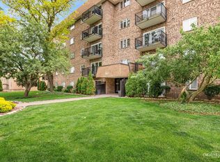 907 Curtiss St APT 101, Downers Grove, IL 60515