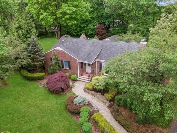 9 Orchard Circle, Suffern, NY 10901