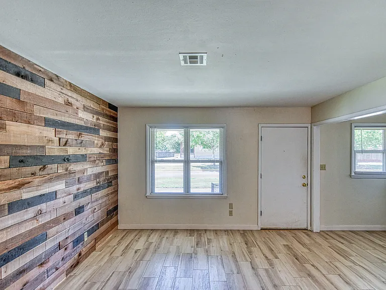 103 W Duffy St — Photo 3