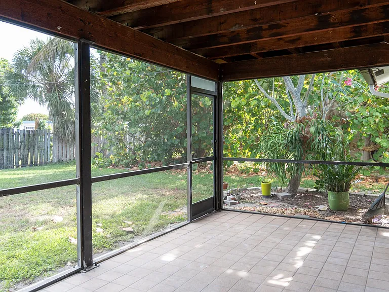 230 SW 1st St — Photo 4