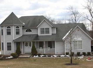 7 Lynn Dr, Chestnut Ridge, NY 10977