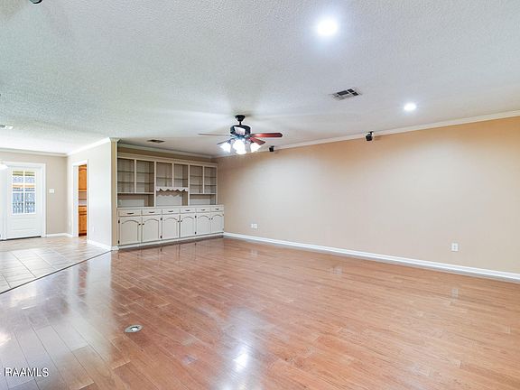3rd image of 303 Kilbourne Cir
