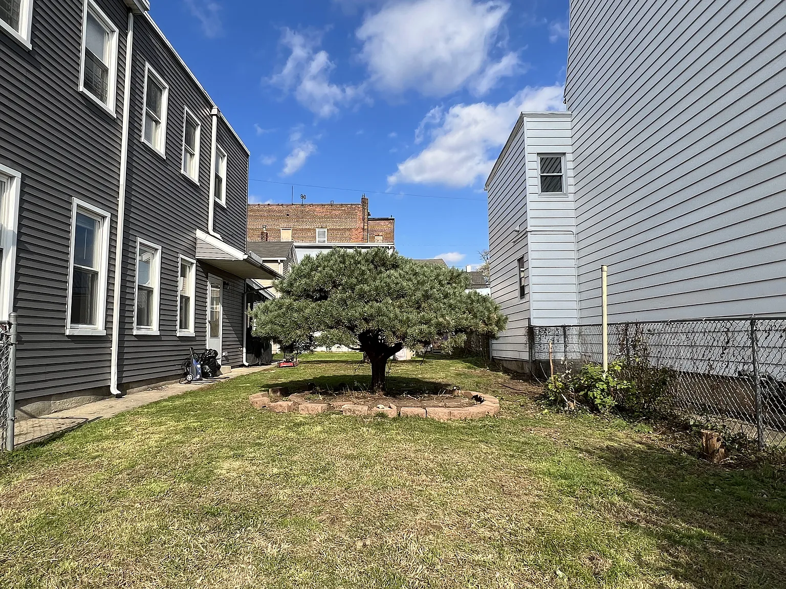 3 bed, 1.5 bath, 1545 sqft, $2,600 — Photo 2