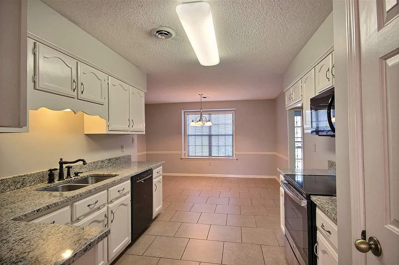 3 bed, 2.0 bath, 2130 sqft, $2,400 — Photo 4