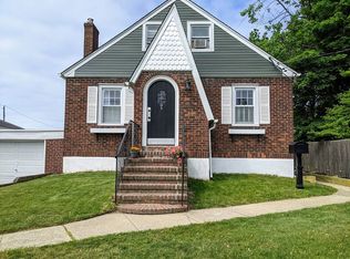 695 S 6th St, Lindenhurst, NY 11757