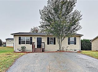 20 Serenity Ln, Hickory, NC 28601