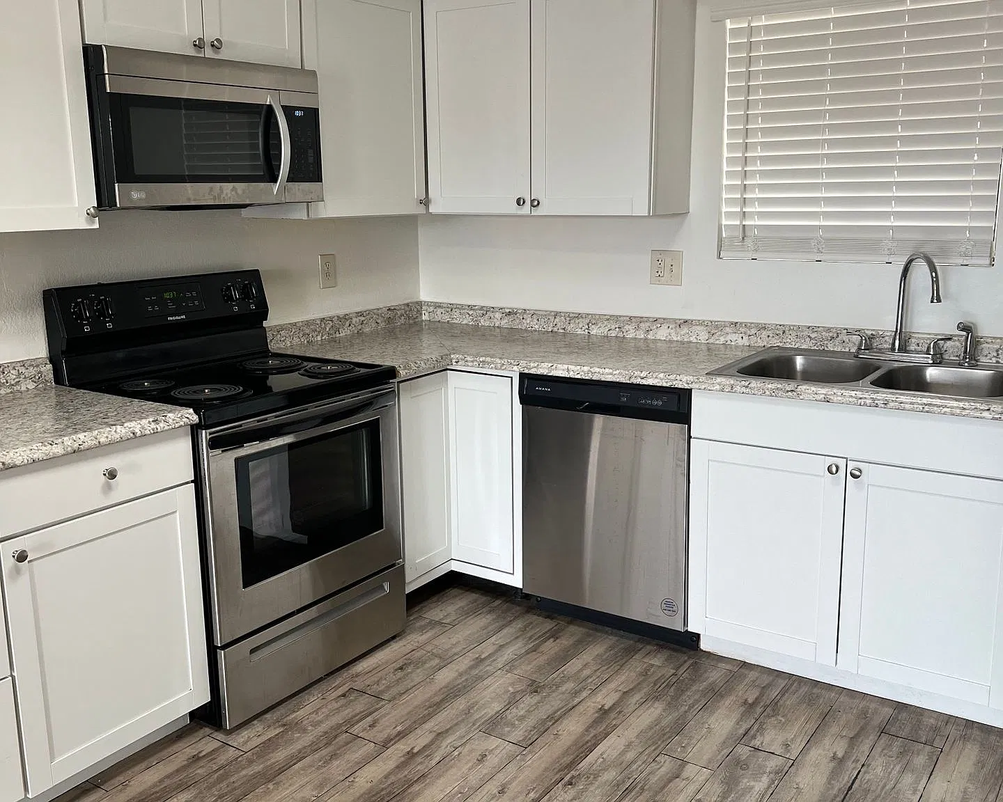 Move In Special 2 Months Free 2 Bedroom Central In Gated Community! — Photo 4