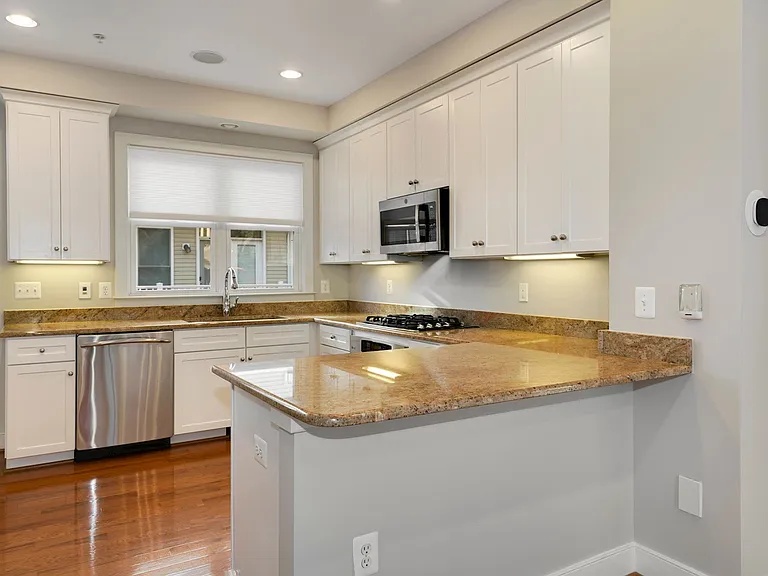 918 4th St SE — Photo 9
