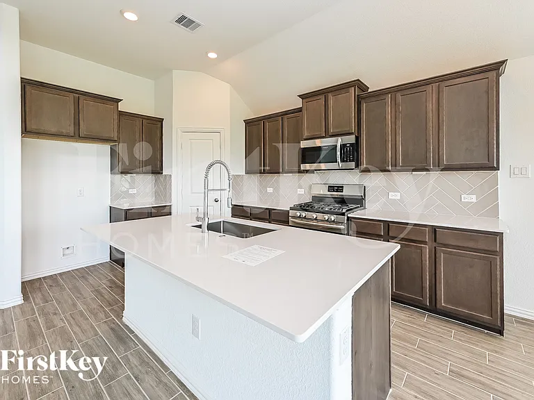14915 Lake Shore Ave — Photo 5