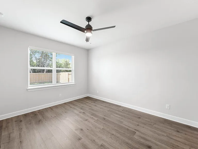 345 Magnolia Blvd — Photo 9