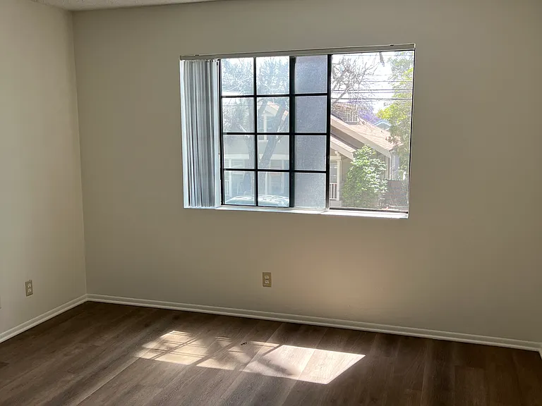 1371 Loma Ave #201 — Photo 8