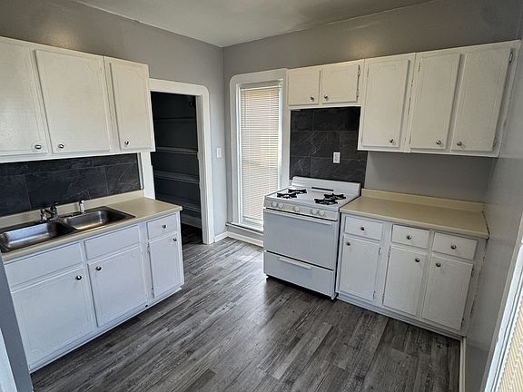 3rd image of 832 Elm St APT 3