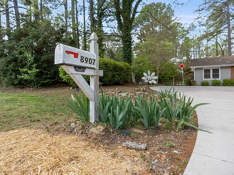 8907 Rollingwood Rd — Photo 14