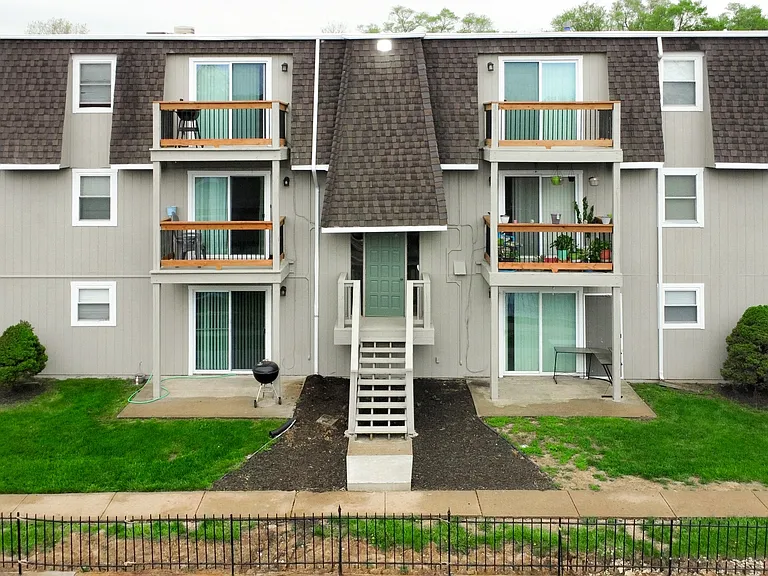 Skyline Apartments — Photo 2