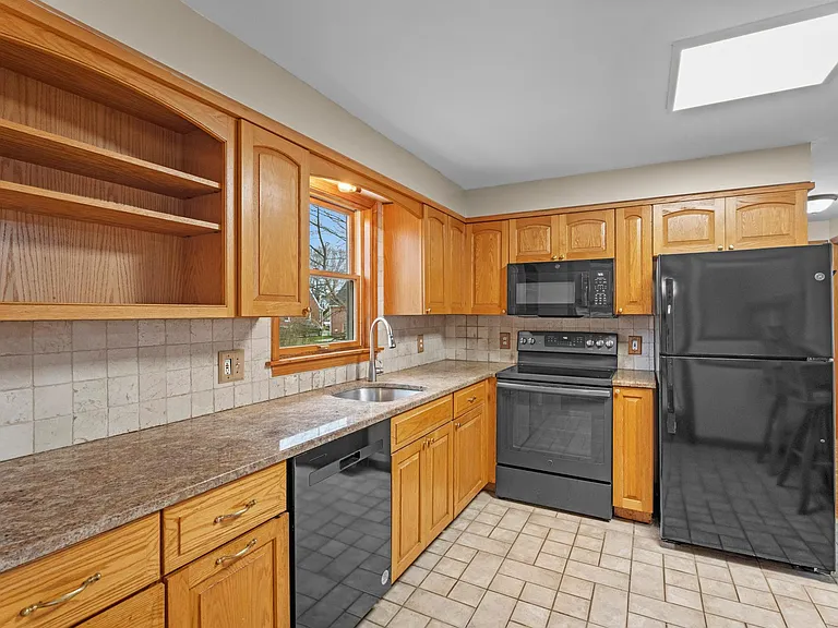 62 Brookside Ave E — Photo 16