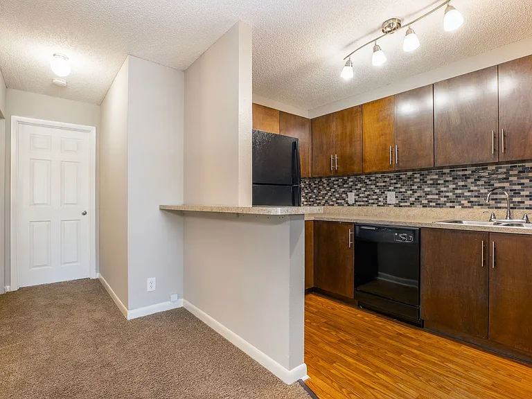 CORAL FALLS APARTMENTS — Photo 12