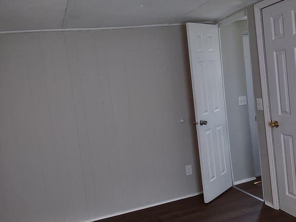 5th image of 111 Stephanie Ct