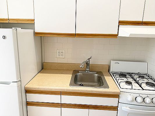 2nd image of 21 Leroy St APT 2