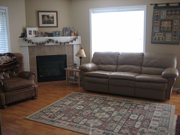 Living room w/gas fireplace