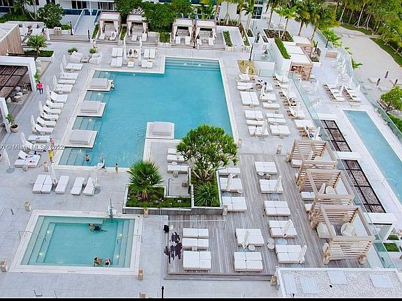 4th image of 2301 Collins Ave