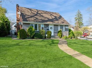 3695 Smith St, Wantagh, NY 11793