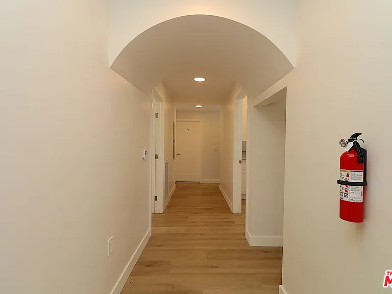 2739 S Budlong Ave — Photo 15