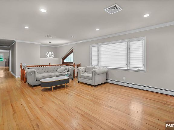 3rd image of 318 Briarcliff Lane