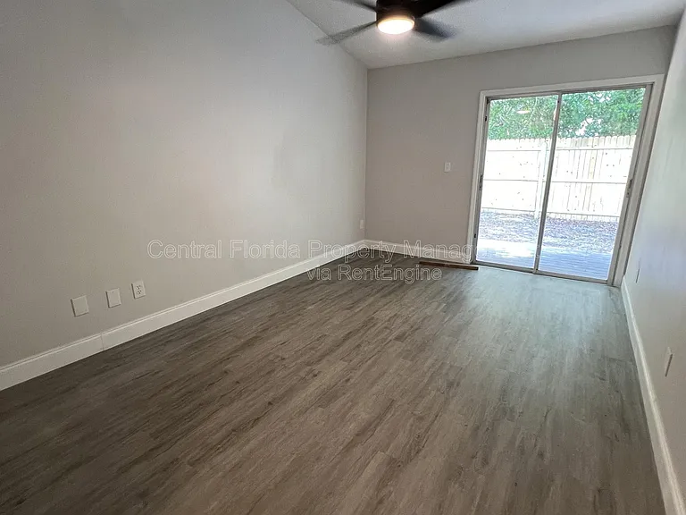 914 Robinhood Ct — Photo 17