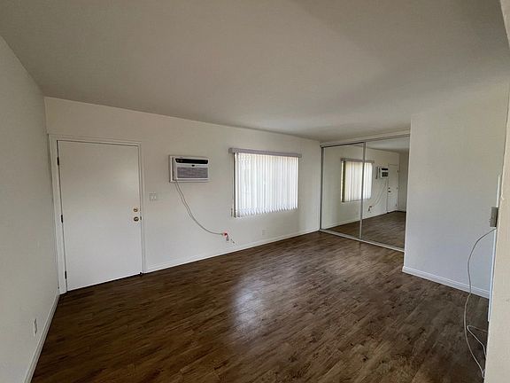 3rd image of 4837 Clybourn Ave #8