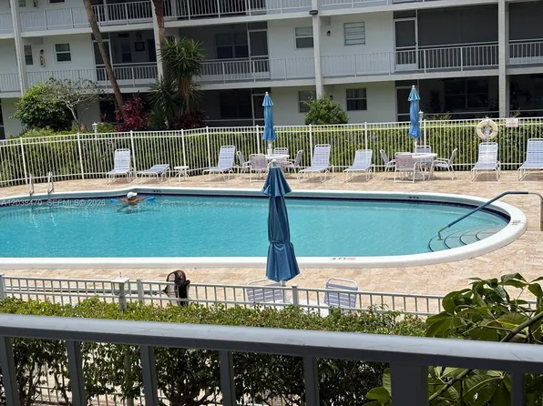 541 Blue Heron Dr APT 215, Hallandale Beach, FL 33009