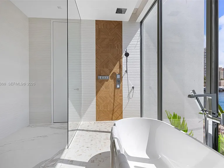 503 Palm Dr — Photo 44