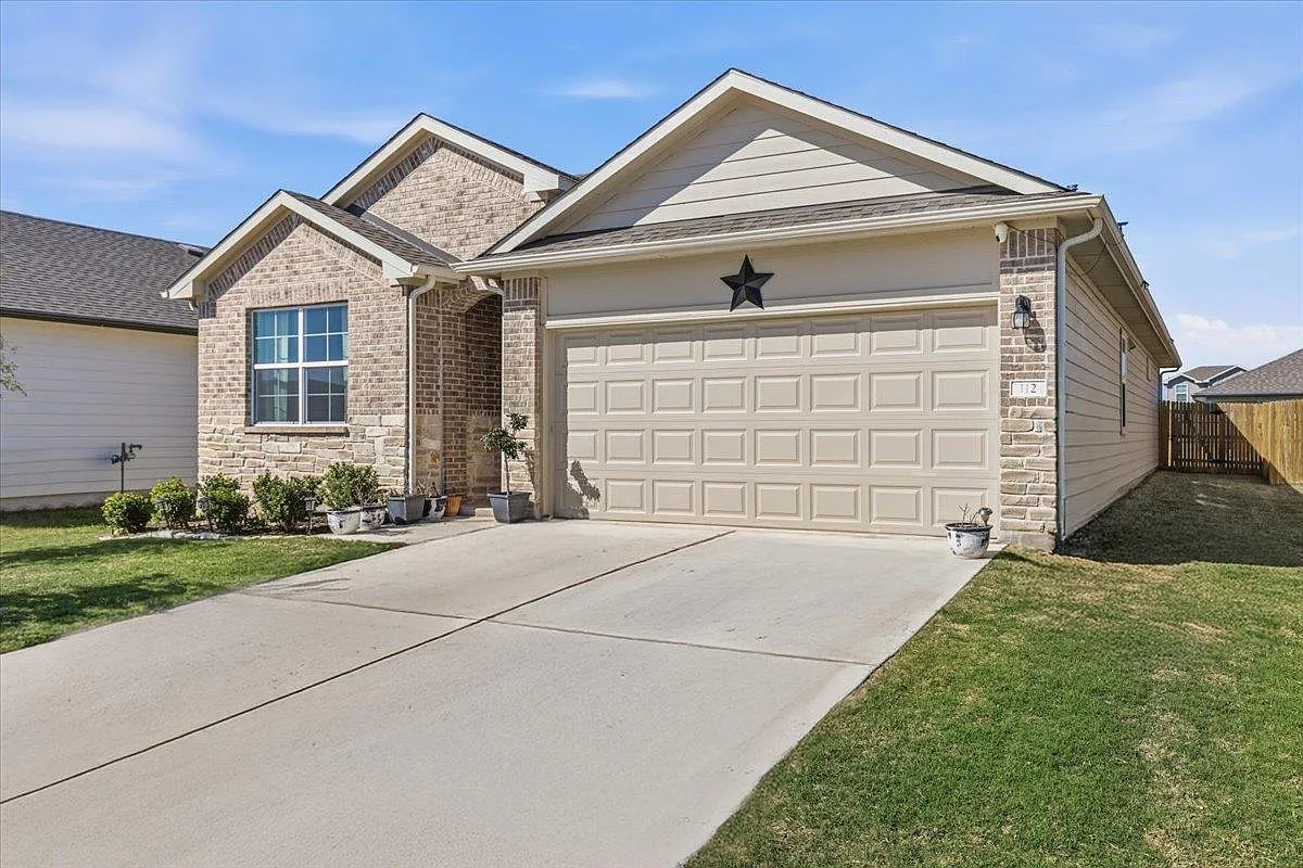 4 bed, 2.0 bath, 1868 sqft, $2,150 — Photo 2