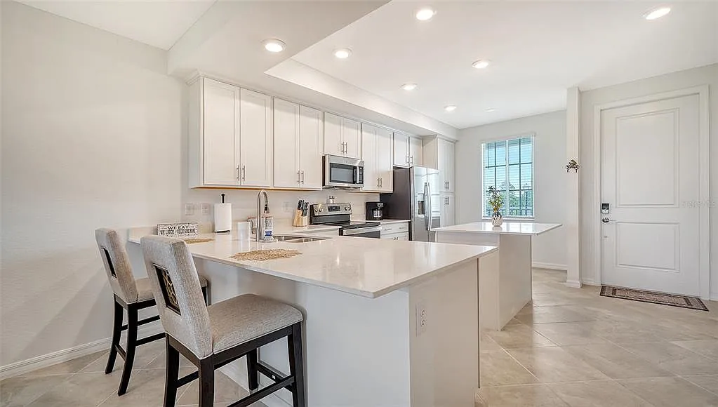 2 bed, 2.0 bath, 1120 sqft, $6,000 — Photo 4