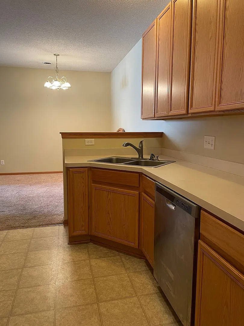 Cute & Cozy Three Bedroom Unit In The Heart Of Lakeville — Photo 4