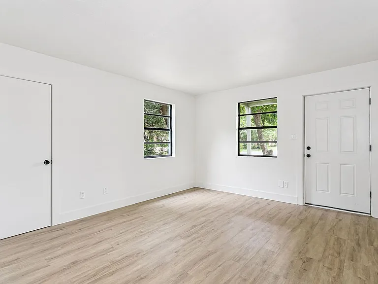 206 Edison Dr — Photo 4