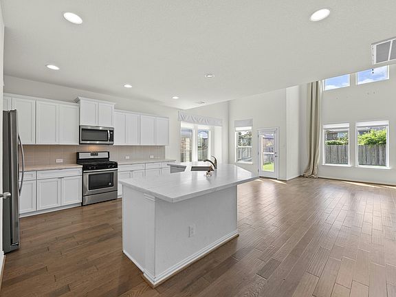 5th image of 6724 Leonardo Dr