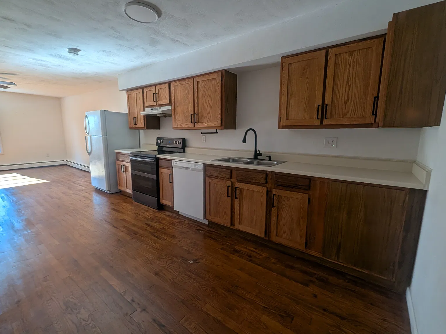 1 bed, 858 sqft, $1,550 — Photo 3