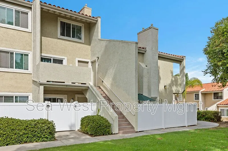 2 bed, 2.0 bath, 1040 sqft, $3,200 — Photo 2