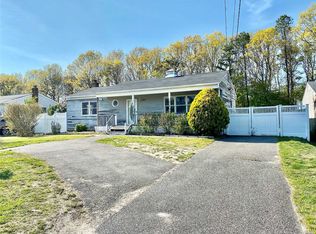 107 Chanel Dr E, Shirley, NY 11967