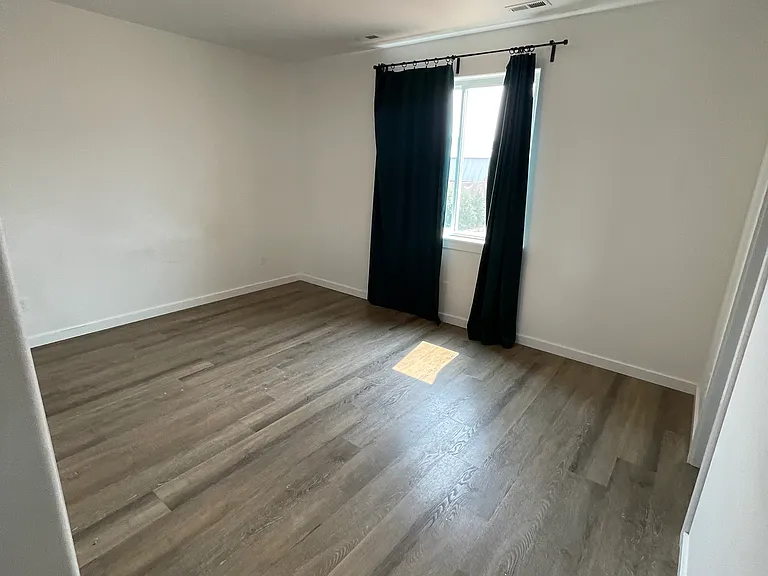 1325 W Bonneville St — Photo 2